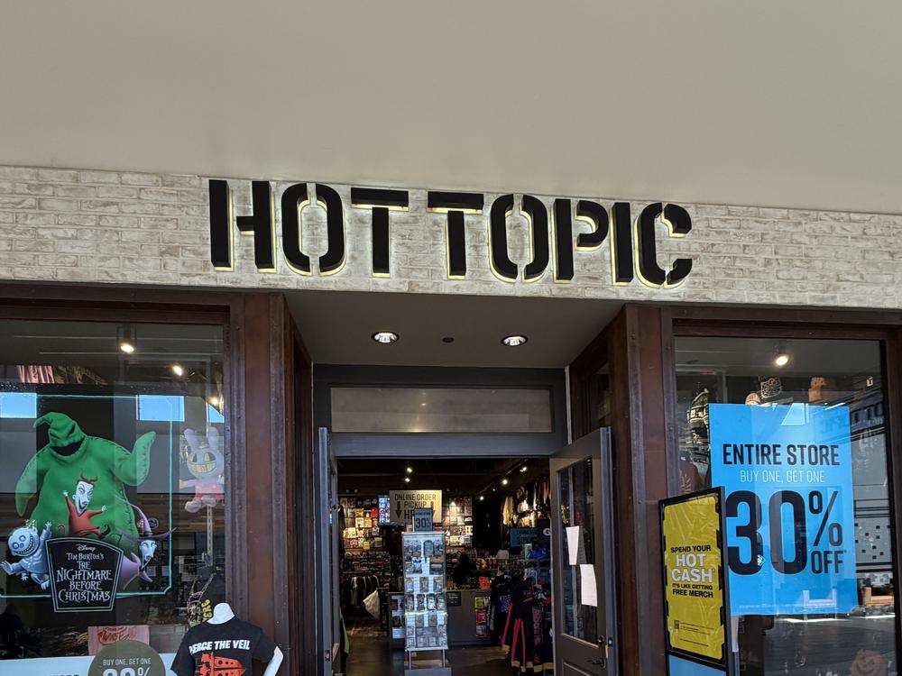 Hot Topic storefront
