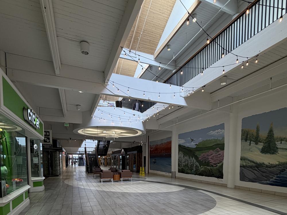 South hallway — events and markets